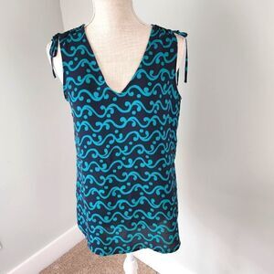 LOFT WOMEN'S BLUE AND TORQUISE PRINT CHIFFON SLEEVELESS V NECK TOP SIZE SMALL